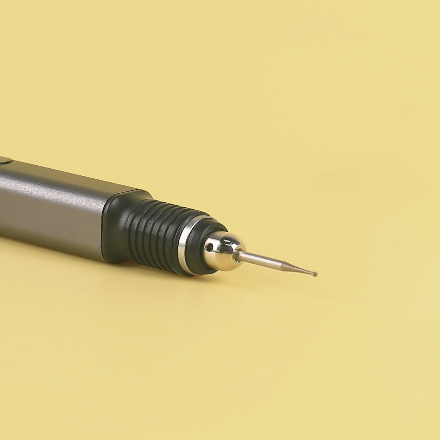 Close-up view of D2-002 engraving pen tip – designed for precise and detailed carving.